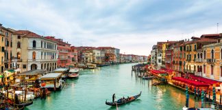 Đắm chìm trong vẻ đẹp cổ kính của kênh đào Grand Canal Venice tại Ý 